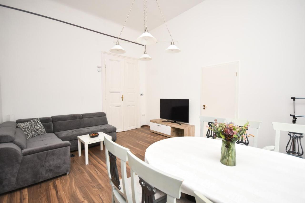 Apartament Modern & Huge 4 Bedroom 2 Bathroom *