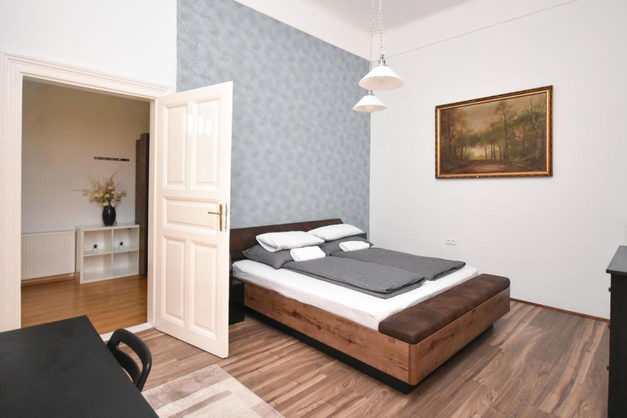 Modern & Huge 4 Bedroom 2 Bathroom Apartament *