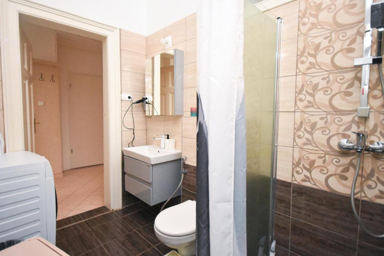 Apartament Modern & Huge 4 Bedroom 2 Bathroom Budapesta
